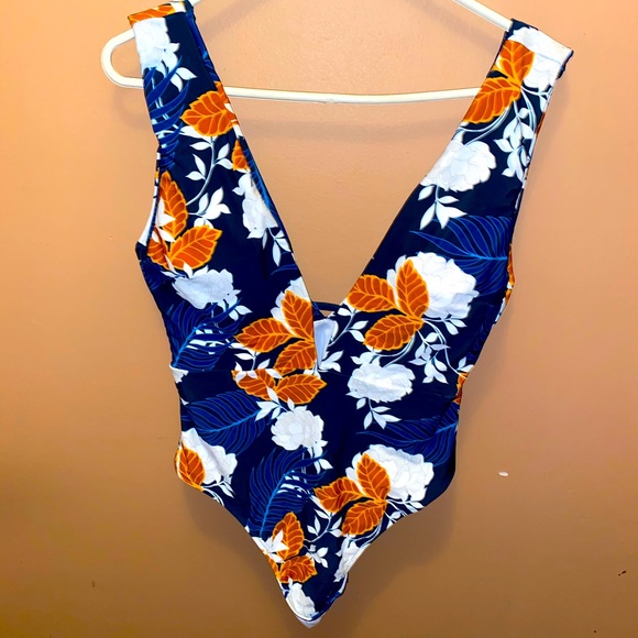 Cupshe Other - Plunging floral one piece bathing suit
